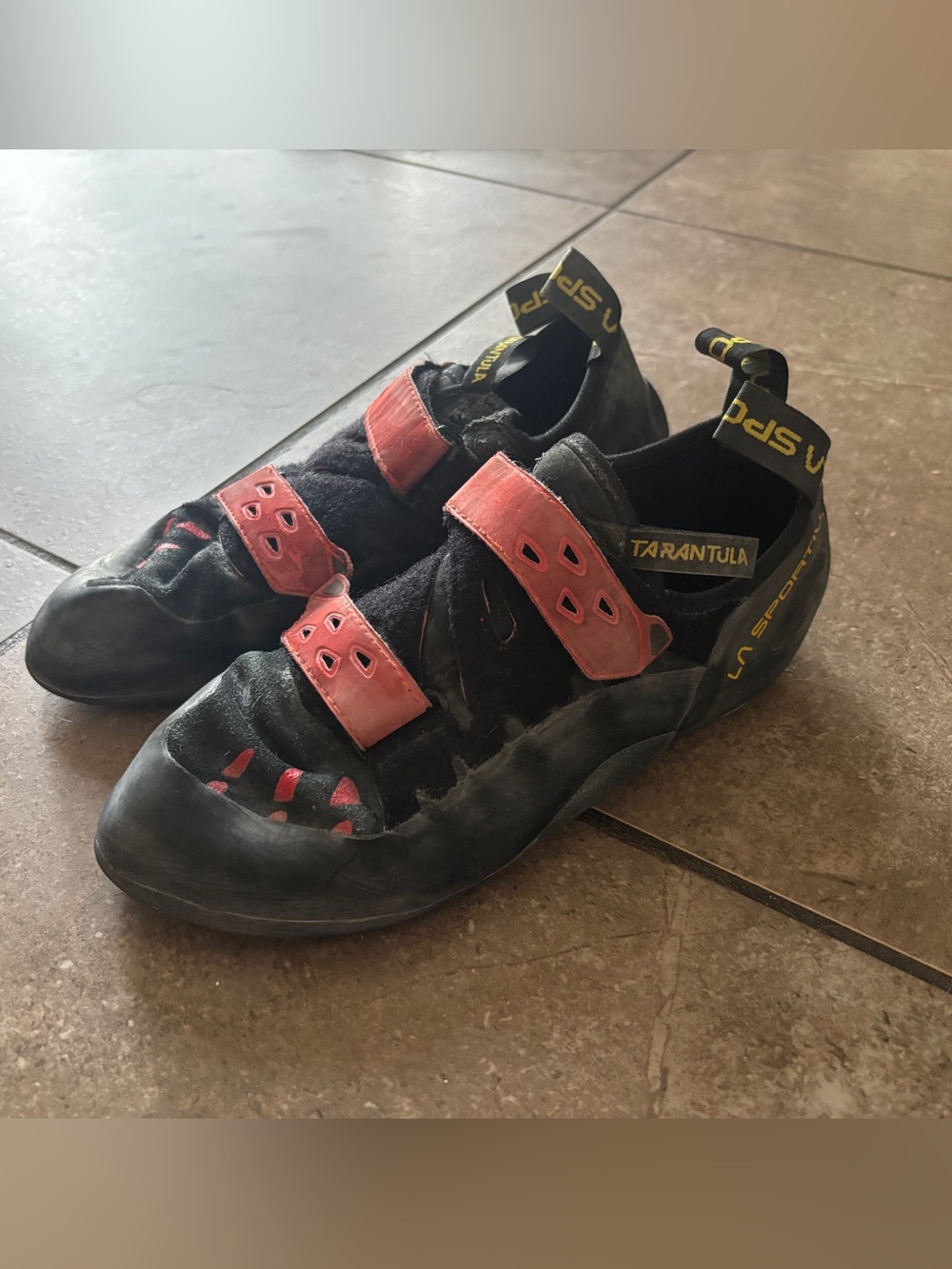 La Sportiva Men’s Tarantula Black Red Strap Climbing Shoes Size 9.5 US or 42.5